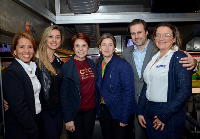 Giselle Makinde de Curaçao, Luciana Fioroni, da CVC, Giovanna Borrelli, da CVC, Emerson Sanglard, da Copa Airlines, e Janaina Araujo, de Curaçao Giselle Makinde de Curaçao, Luciana Fioroni, da CVC, Giovanna Borrelli, da CVC, Emerson Sanglard, da Copa Airlines, e Janaina Araujo, de Curaçao