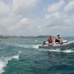 Agente puderam pilotar barco em passeio pela ilha