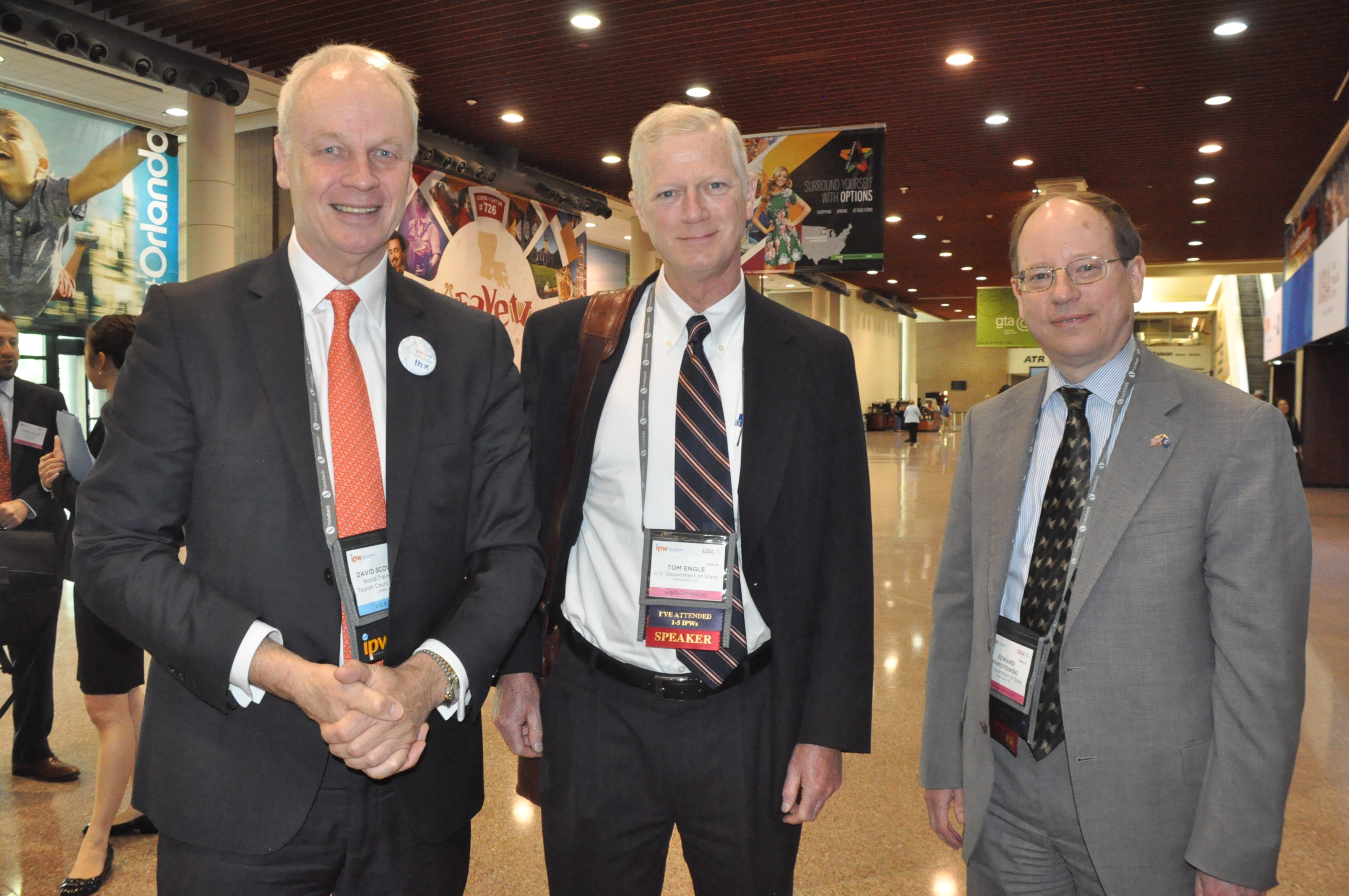 David Scowsill, CEO do WTTC, com Tom Engle e Edward Ramotowski, do Departamento de Estado dos EUA David Scowsill, CEO do WTTC, com Tom Engle e Edward Ramotowski, do Departamento de Estado dos EUA