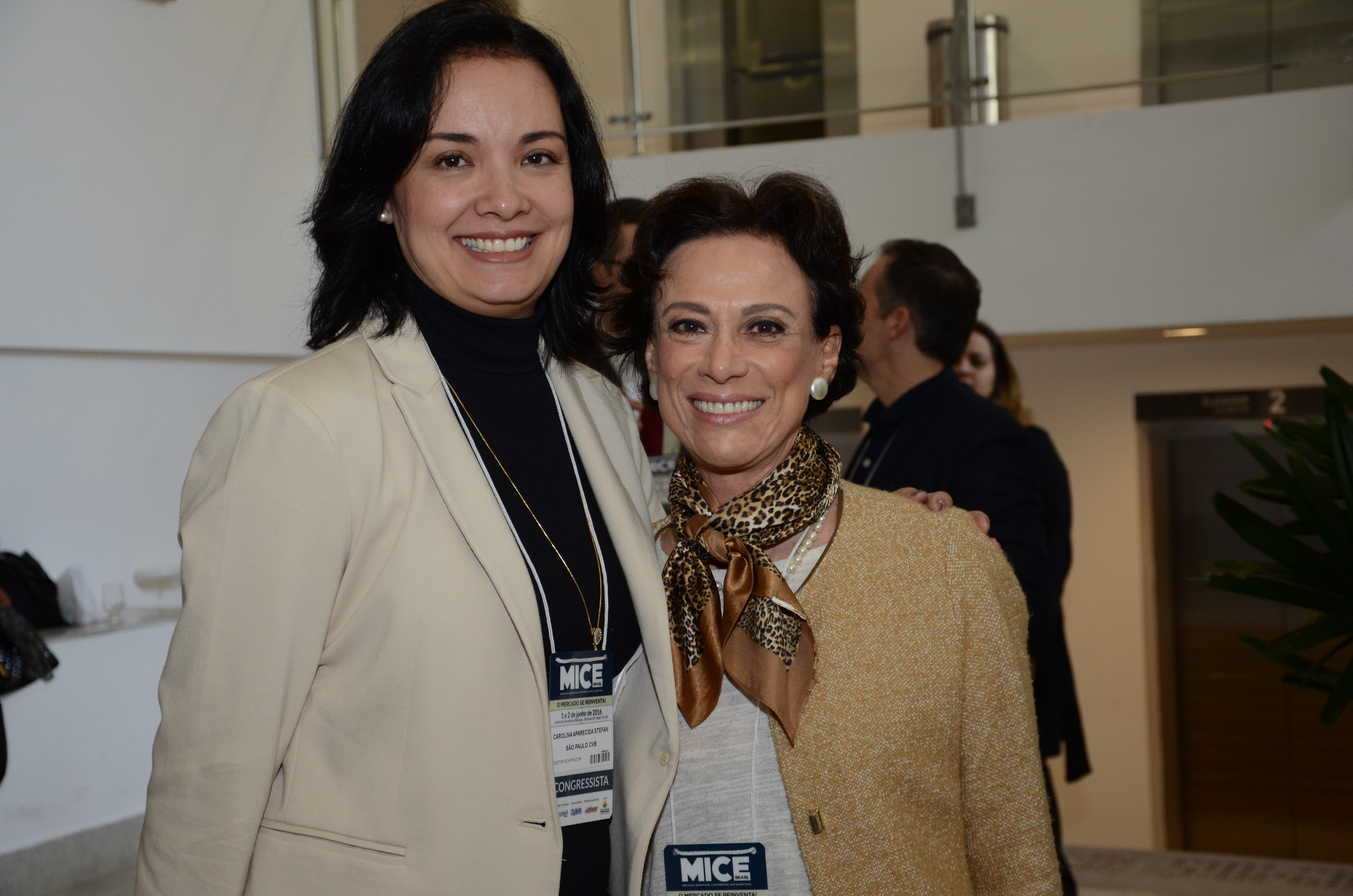 Elisabete Sorrentino, do SPCVB, e Caroline Negri, da Fecormercio Elisabete Sorrentino, do SPCVB, e Caroline Negri, da Fecormercio