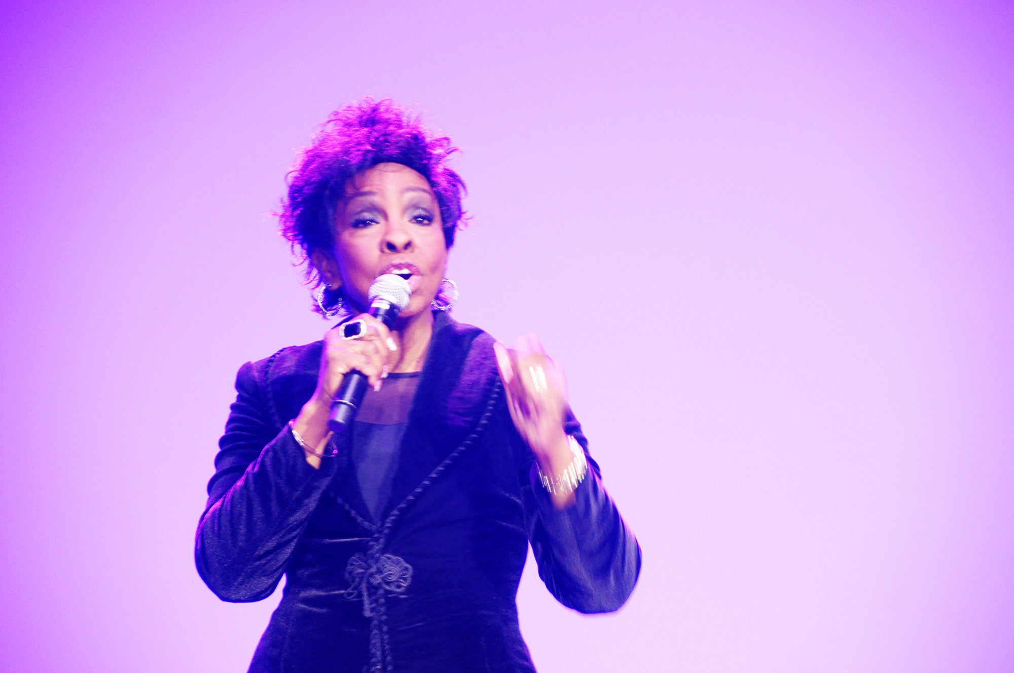 Gladys Knight cantou durante o almoço oficial neste 3° dia de Pow Wow Gladys Knight cantou durante o almoço oficial neste 3° dia de Pow Wow
