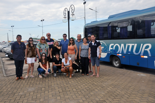 Grupo em frente ao ônibus da Fontur, receptivo da Visual em Manaus
