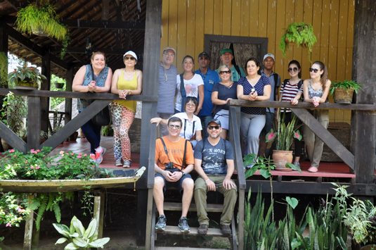 Grupo na Vila Paraíso, um dos passeios em Manaus