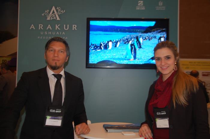 Lucas Paracha, do Arakur Ushuaia, e Giovana Mikelatis, da Leading Hotels