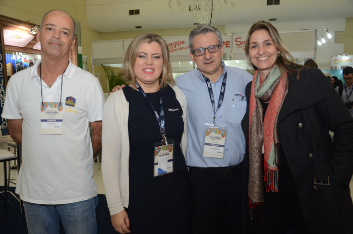 Luiz Estevao, de Porto de Galinhas, Elenice Gabriel e Wilson Marques, da FRT Operadora, e Carla Tavares, da Ocean Palace Resort Luiz Estevao, de Porto de Galinhas, Elenice Gabriel e Wilson Marques, da FRT Operadora, e Carla Tavares, da Ocean Palace Resort