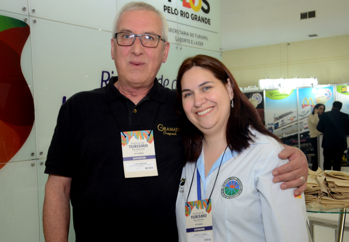 Luiz Kraieski, da Secretaria de Turismo de Gramado, e Daniela Ligabue, de Campos de Cima da Serra Luiz Kraieski, da Secretaria de Turismo de Gramado, e Daniela Ligabue, de Campos de Cima da Serra