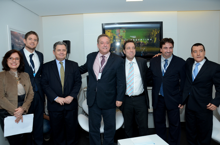 Marcela Cuesta, da Inprotur, Gonzalo Romero, Diego Malpede, Michael Barckoczy, Roberto Palais, Marcelo Paolillo, e Ivan Blanco, da Aerolineas Argentinas Marcela Cuesta, da Inprotur, Gonzalo Romero, Diego Malpede, Michael Barckoczy, Roberto Palais, Marcelo Paolillo, e Ivan Blanco, da Aerolineas Argentinas