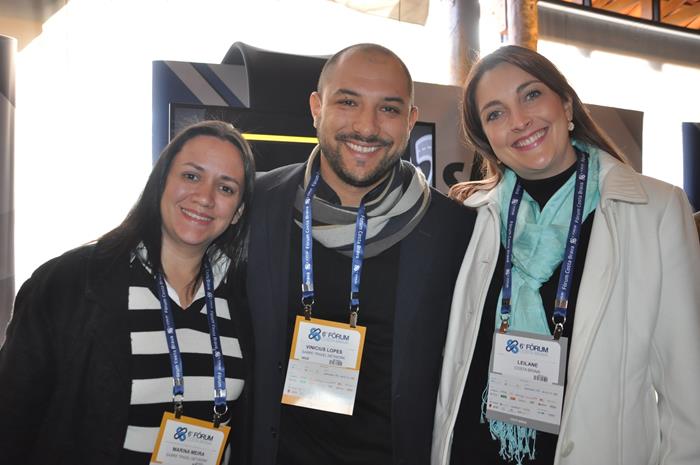 Marina Meira e Vinicius Lopes, da Sabre, com Leilane, da Costa Brava Marina Meira e Vinicius Lopes, da Sabre, com Leilane, da Costa Brava