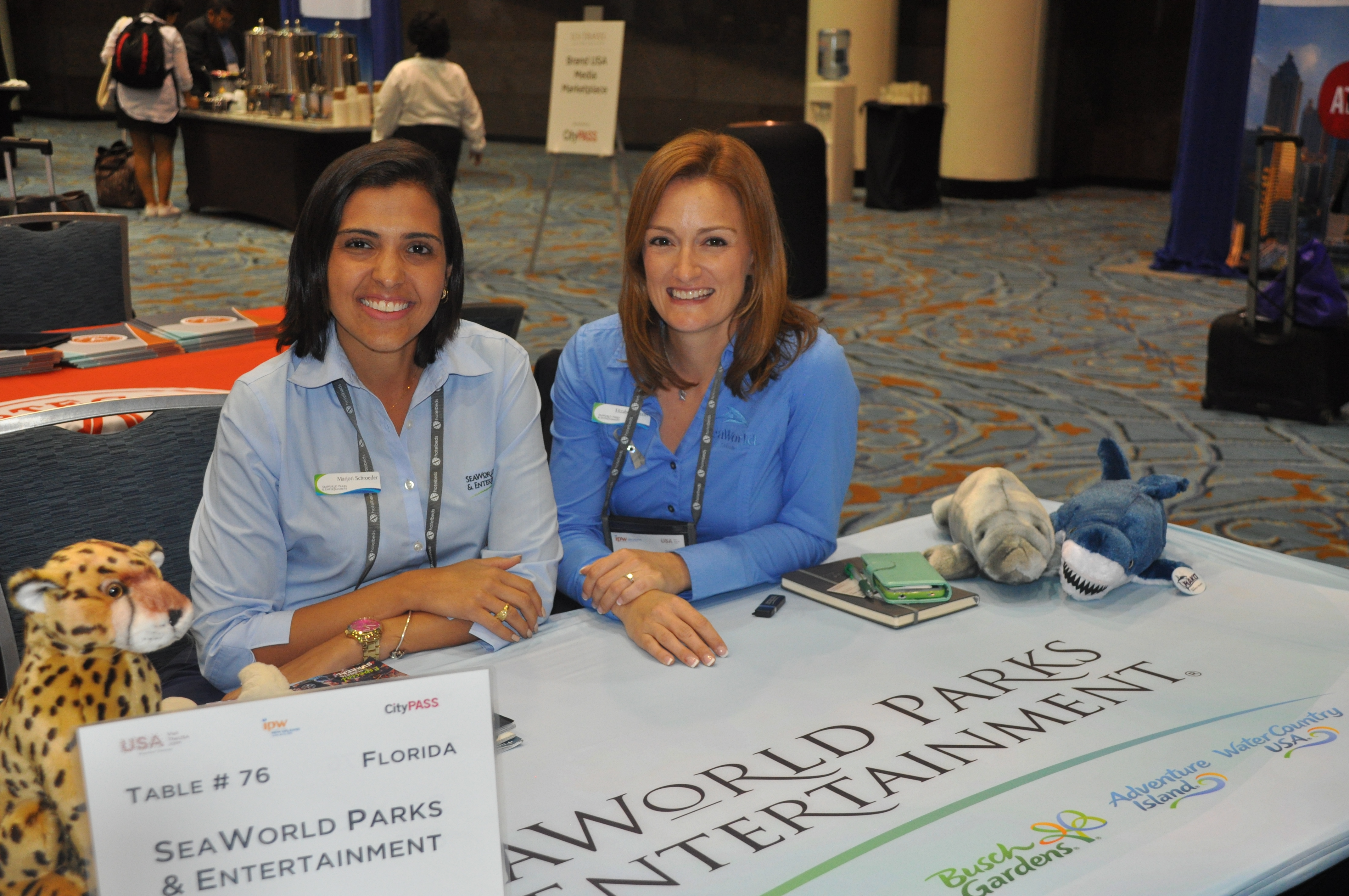 Marjori Schroeder e Elizabeth Bassler, do SeaWorld Marjori Schroeder e Elizabeth Bassler, do SeaWorld