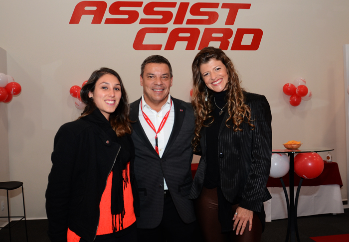 Mayara Marquesi e Saula Bueno, da Villa Nova Viagens, com Cleiton Feijó, da Assist Card Mayara Marquesi e Saula Bueno, da Villa Nova Viagens, com Cleiton Feijó, da Assist Card
