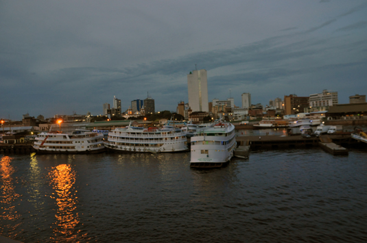 Navio deixa Manaus durante o  pôr-do-sol