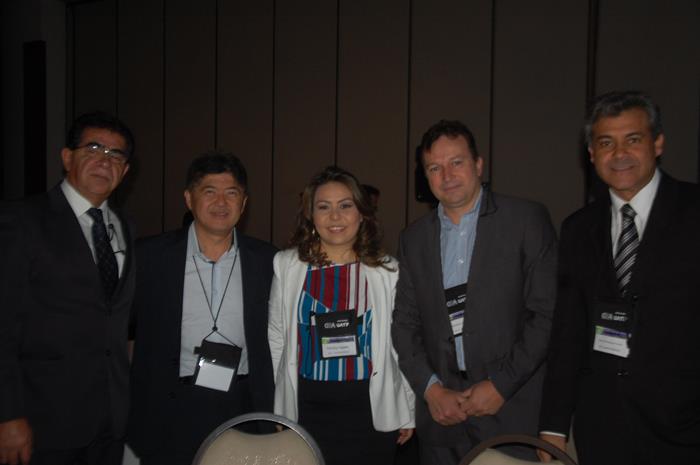 No centro, Gervásio Tanabe, da Abracorp, com  José Pires e Dorothy Higashi, da Azul, Reginaldo Albuquerque, da Globalis, e Joaquim Domingos, da Azul