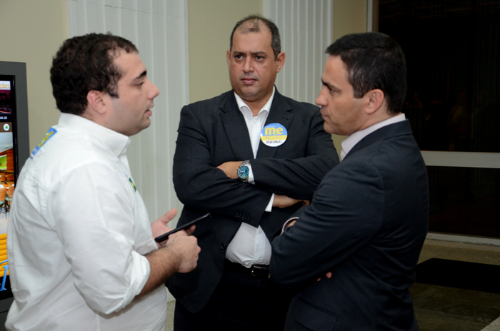 Pedro Menezes, do M&E, com Adriano Gomes e Rogério Mendes, da CVC Pedro Menezes, do M&E, com Adriano Gomes e Rogério Mendes, da CVC