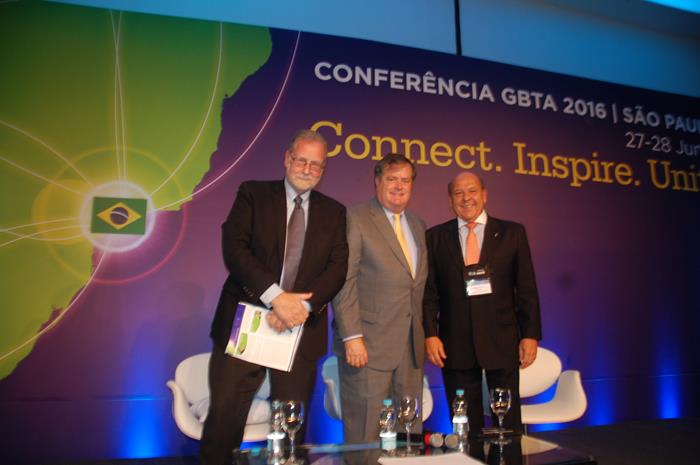 Peter Greenberg, jornalista do segmento de viagens, Kevin Maguire, vice-presidente de Operações da GBTA para América Latina, e José Roberto Trinca, diretor de Vendas da American Airlines