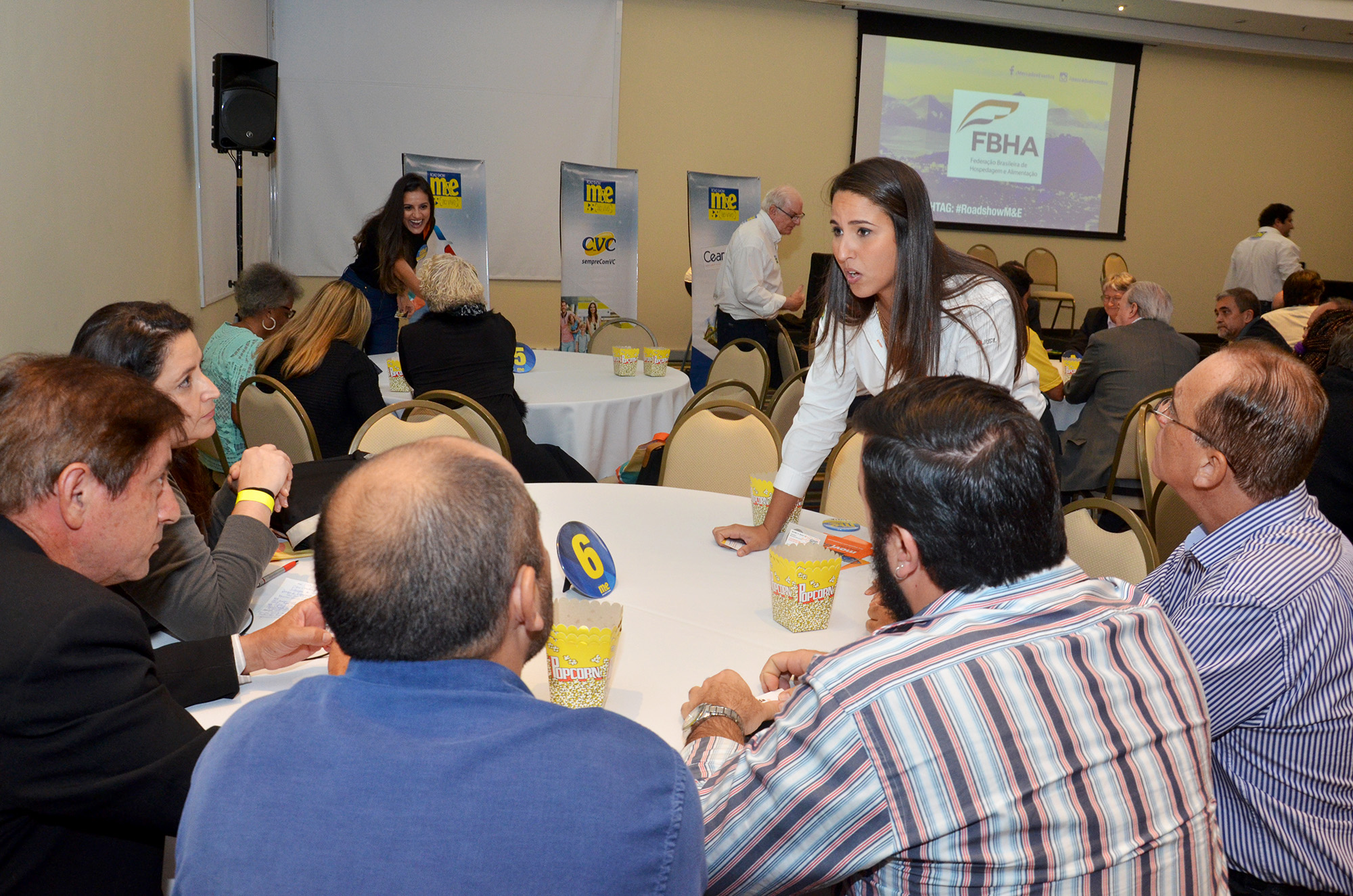 Priscila Agra, da Movida, com os agentes Priscila Agra, da Movida, com os agentes