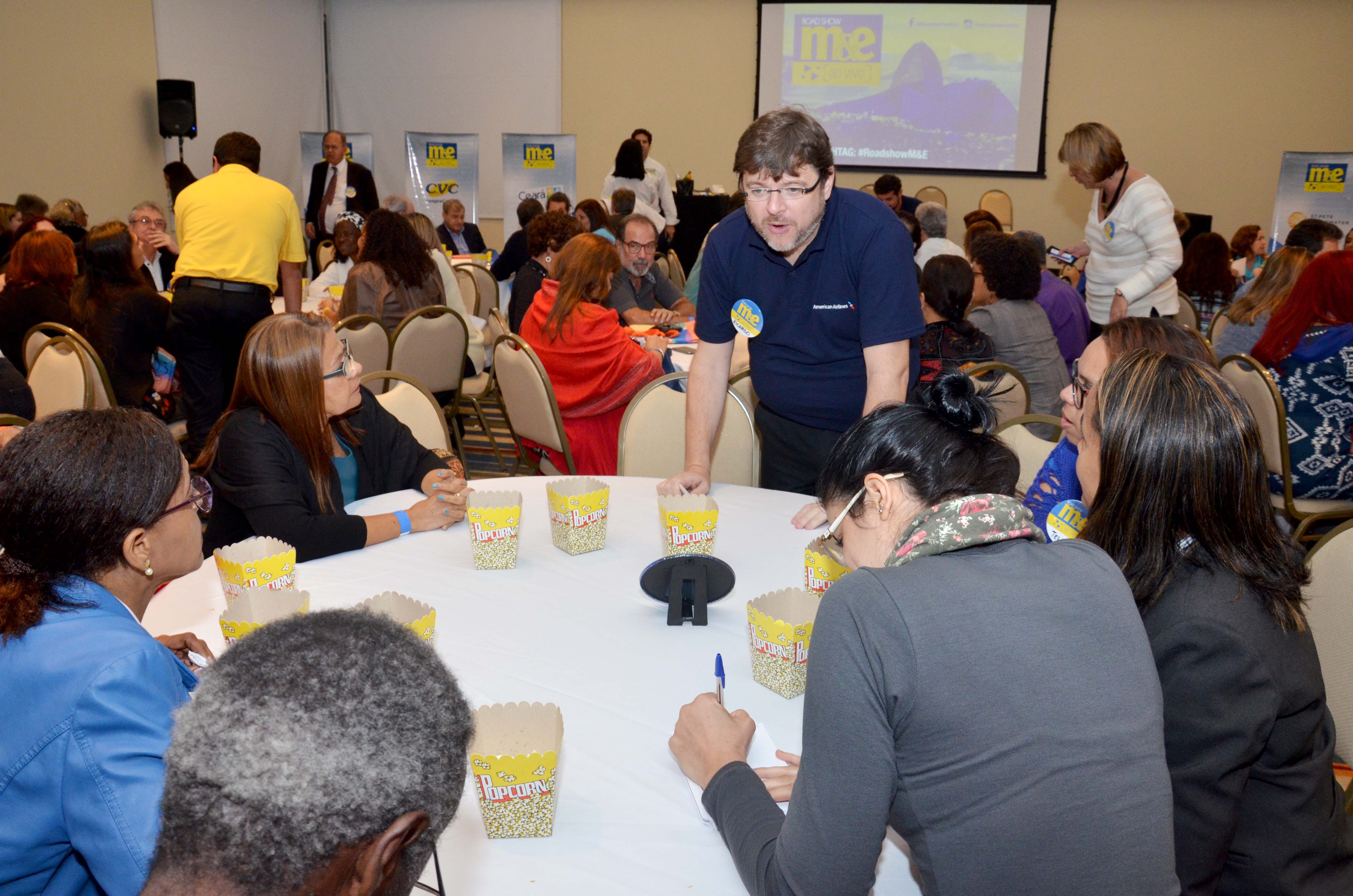 Ricardo Silva, da American, conversa com agentes Ricardo Silva, da American, conversa com agentes