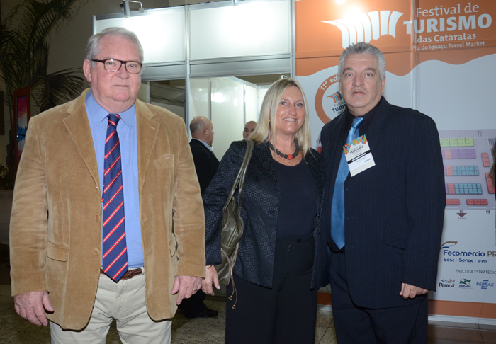 Roy Taylor e Rosa Masgrau, do M&E, e Paulo Angeli, coordenador da FIT Cataratas