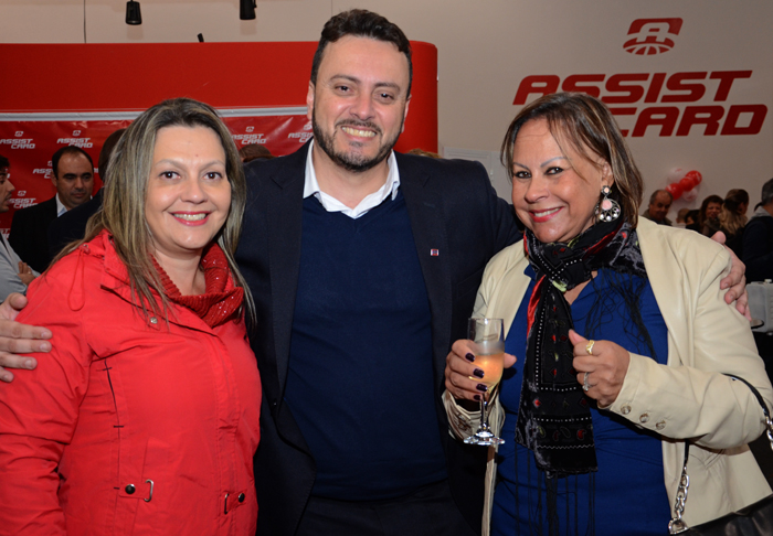 Simone Cristina David e Marina David, da San Paul Viagens, com Adilson Melo, da Assist Card Simone Cristina David e Marina David, da San Paul Viagens, com Adilson Melo, da Assist Card