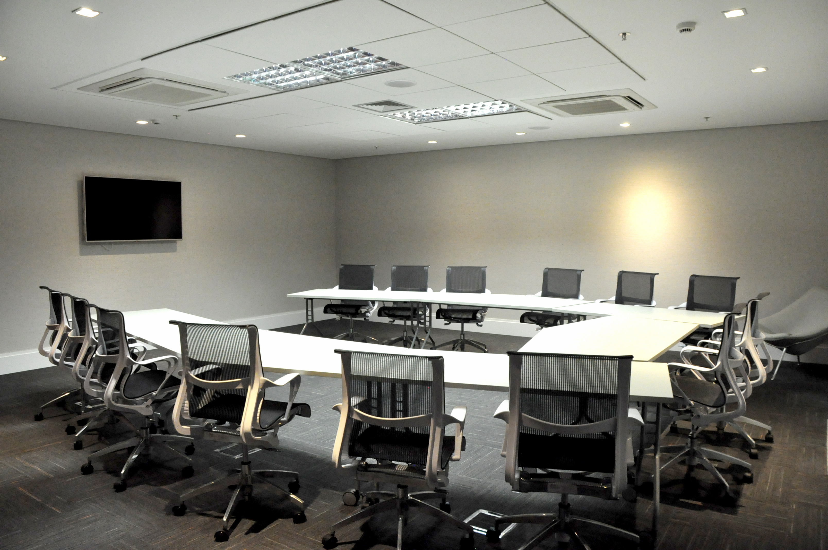Uma das salas de reunião disponibilizadas para o mercado corporativo