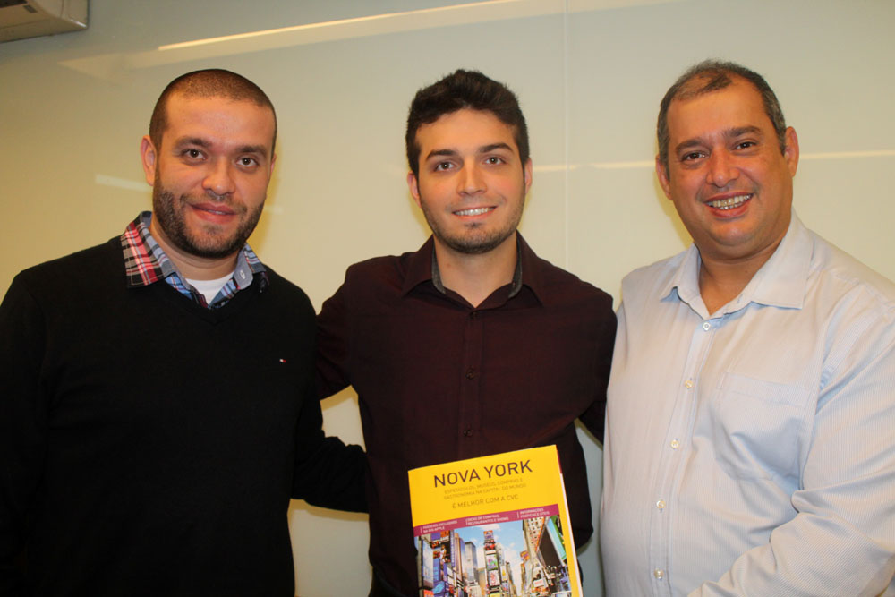 Adriano Gomes e Renato Dias da CVC com Rafael Gonçalves, da Intramerican