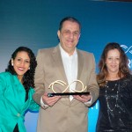 Ao centro, Claiton Armelin, da CVC, com Tays Apolinário e Judith Hidalgo, da Rede Bourbon
