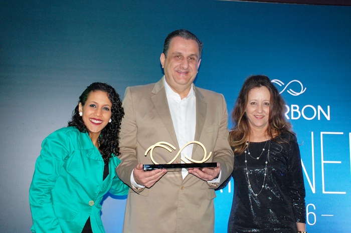 Ao centro, Claiton Armelin, da CVC, com Tays Apolinário e Judith Hidalgo, da Rede Bourbon