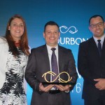 Ao centro, Emerson Camilo, da Flytour Business Travel, com Fernanda Florio e Nilson Bernal, da Rede Bourbon