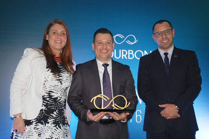 Ao centro, Emerson Camilo, da Flytour Business Travel, com Fernanda Florio e Nilson Bernal, da Rede Bourbon