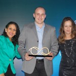 Ao centro, Marcos Vinícius Pessuto, da Flytour Viagens, com Tays Apolinário e Judith Hidalgo, da Rede Bourbon