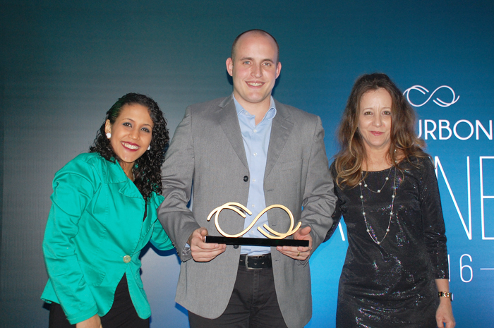 Ao centro, Marcos Vinícius Pessuto, da Flytour Viagens, com Tays Apolinário e Judith Hidalgo, da Rede Bourbon