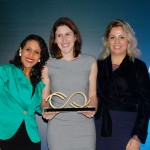 Ao centro, Marianna Carvalho, da Booking.com, com Tays Apolinário e Ana Paula Liberato, da Rede Bourbon
