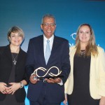 Ao centro, Reifer Souza, da Alatur, com Angela Figueiredo e Carla Lopes, da Rede Bourbon