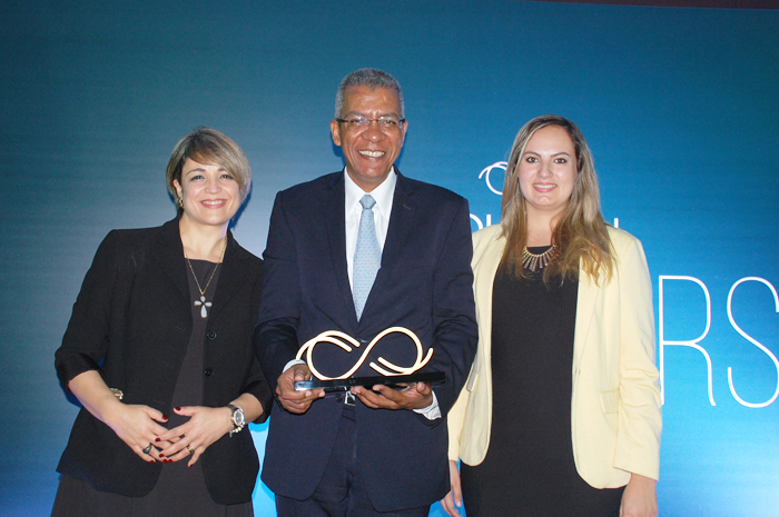 Ao centro, Reifer Souza, da Alatur, com Angela Figueiredo e Carla Lopes, da Rede Bourbon