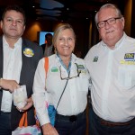 Carlos Vieira, presidente da ABAV-DF, com Rosa Masgrau e Roy Taylor, do M&E
