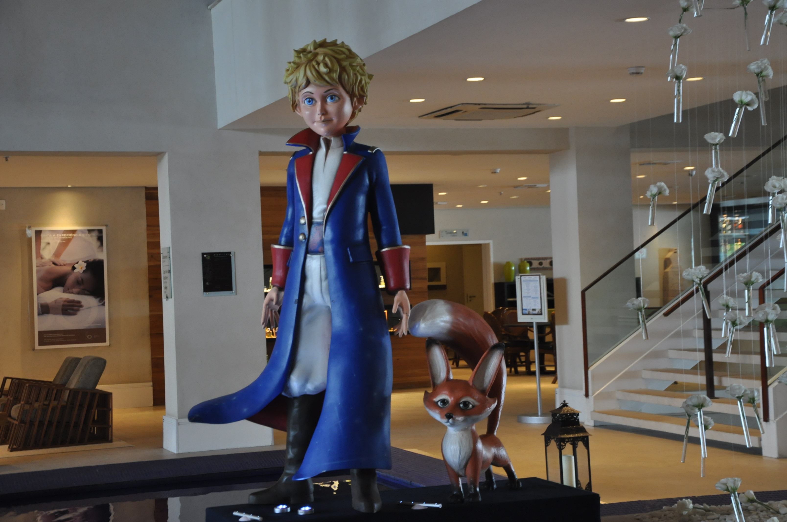 Estátua do "O Pequeno Príncipe" e a raposa no hall de entrada Estátua do "O Pequeno Príncipe" e a raposa no hall de entrada