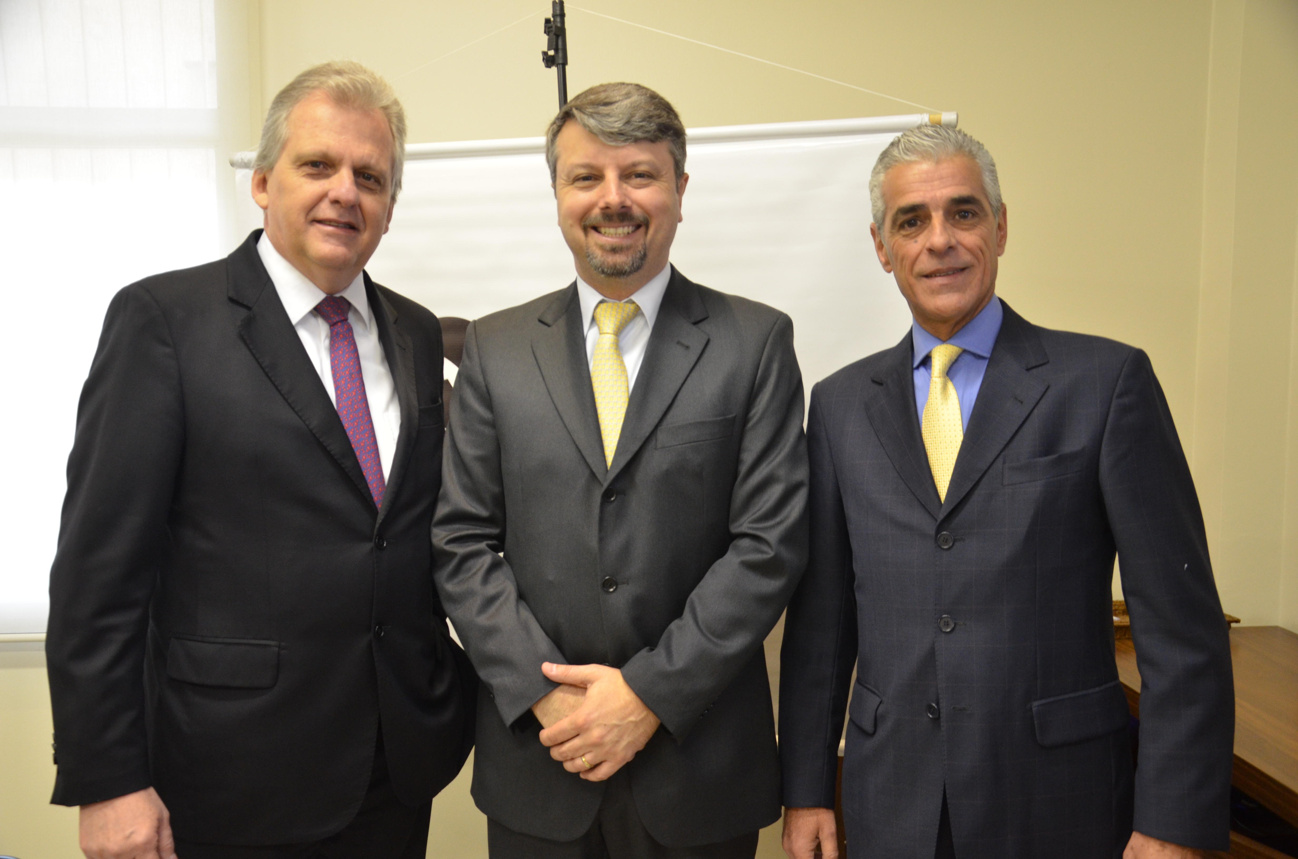 Edmar Bull, da Abav Nacional, com Renato Melo e Marcos Balsamão, da Abav-SP Edmar Bull, da Abav Nacional, com Renato Melo e Marcos Balsamão, da Abav-SP