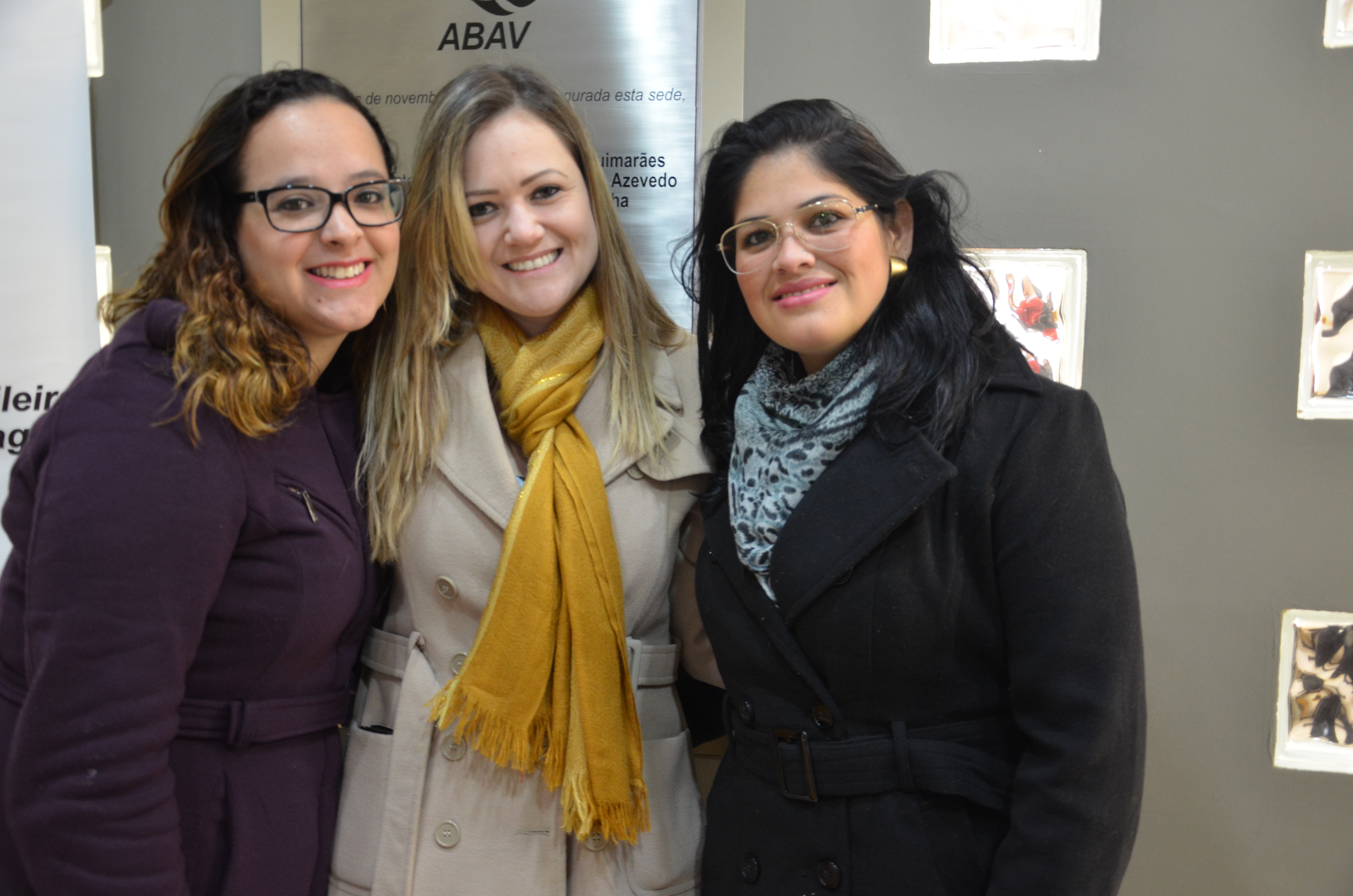 Andressa Carvalho e Jaqueline Fernanda, da Abav-SP, com Suzi Paulino, da Jural Consultoria Andressa Carvalho e Jaqueline Fernanda, da Abav-SP, com Suzi Paulino, da Jural Consultoria