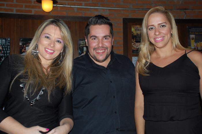 Denise Pavatosa e Dayana Félix, da Sea Cruise, com Eder Masini, da Flytour