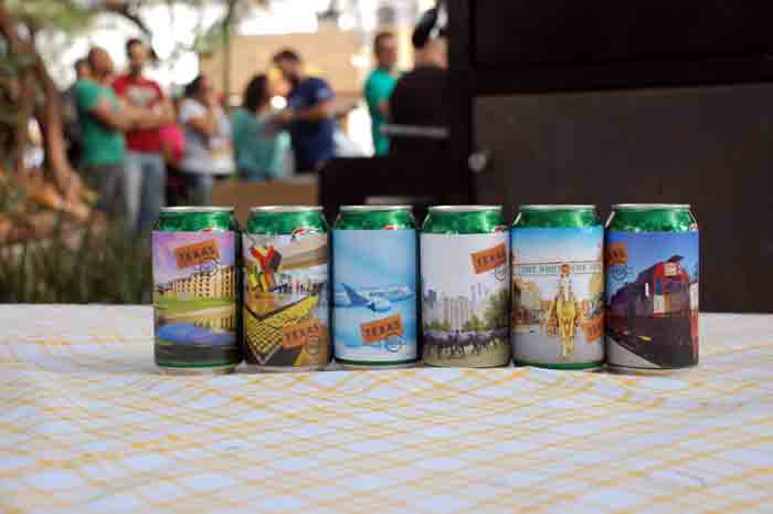 Detalhe nas bebidas servidas com logos de cada parceiro da ação