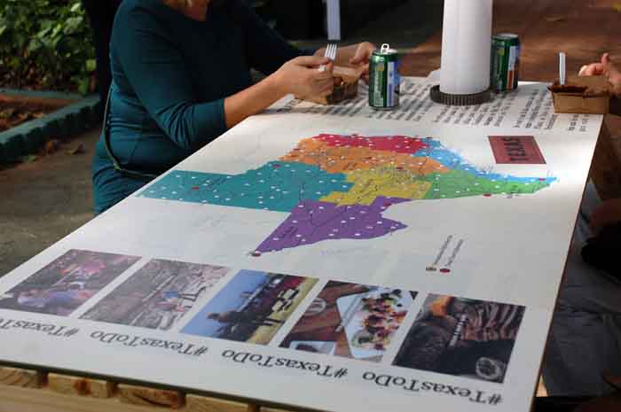 O mapa do Texas ilustrava uma das mesas no parque