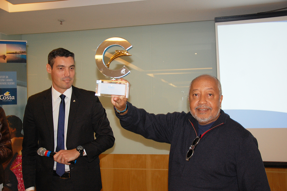 Osmar Souza, da Sealink, foi homenageado pelo volume de vendas da Costa Osmar Souza, da Sealink, foi homenageado pelo volume de vendas da Costa