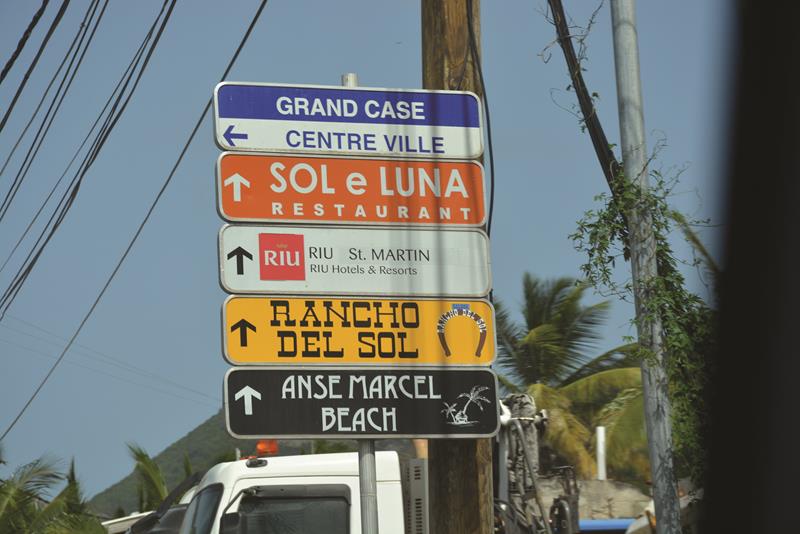 Placas no lado francês da ilha Placas no lado francês da ilha