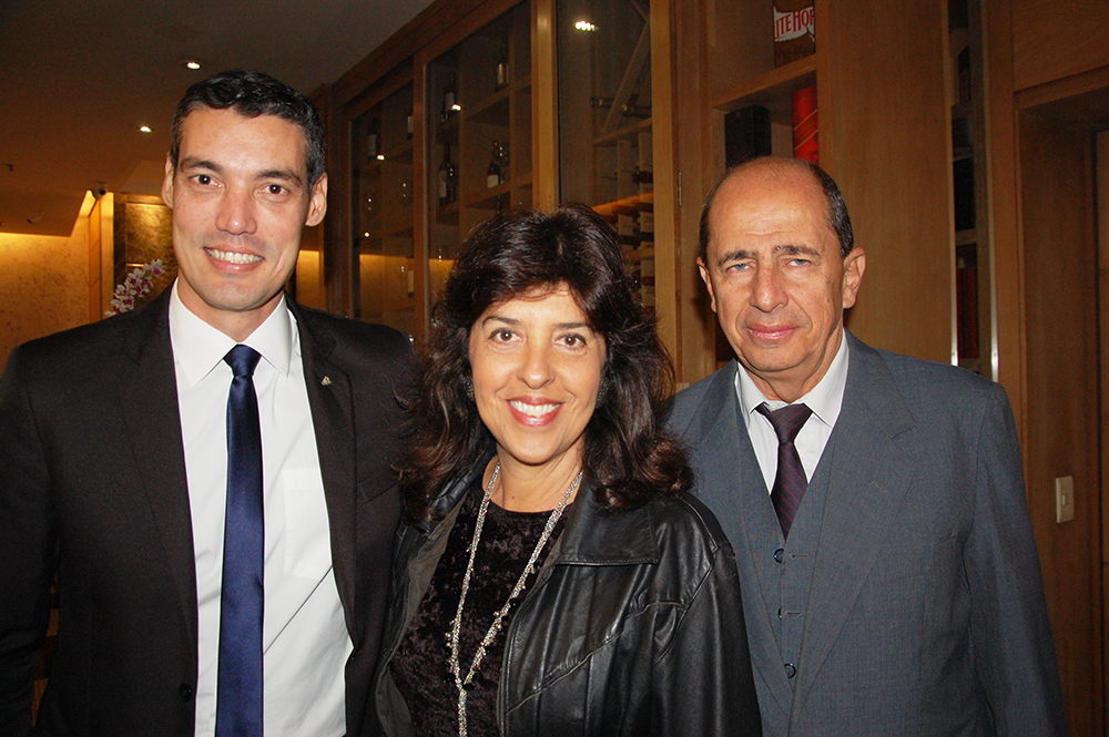 Vinícius Freitas, da Costa, com Leila Menezes e Eduardo Jenner, da Etur Vinícius Freitas, da Costa, com Leila Menezes e Eduardo Jenner, da Etur