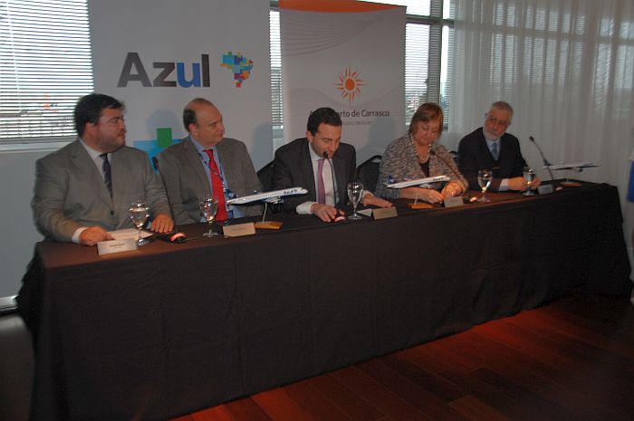 Marcelo Bento e Carlos Eduardo Pellegrino, diretores da Azul, com Liliam Kechichián, ministra do Turismo e Esportes do Uruguai e o vice-ministro Benjamin Liberoff
