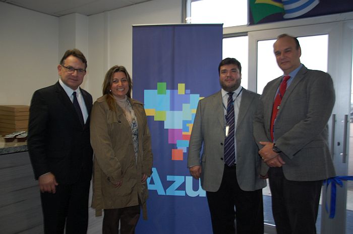 Luiz Fernando Moares, secretário de Turismo de Porto Alegre; Karla Beszkidnyak, cônsul geral do Uruguai no Rio Grande do Sul, com os diretores da Azul, Marcelo Bento, de Planejamentos e Alianças, e Carlos Eduardo Pellegrigrino, de Operações