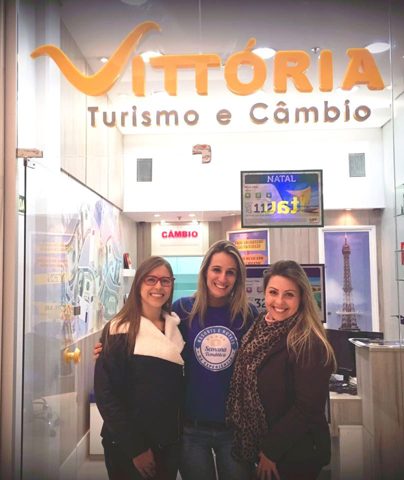 Caxias do Sul (RS) - Alexandra Macagnan (executiva de Vendas do Grupo Trend) entre as agentes Patrícia Lemos e Cibeli Lemos (Vittória Turismo e Câmbio)