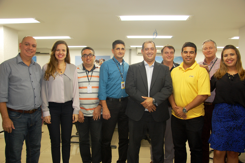Adriano Gomes e Alexandre Dias com a equipe de gerentes de MKT e regionais Adriano Gomes e Alexandre Dias com a equipe de gerentes de MKT e regionais