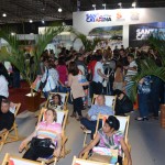 Agentes descansam no estande do Ceará