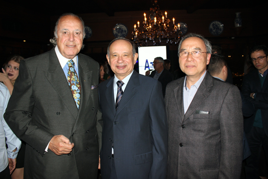 Antonio Américo, da Azul, entre Michel Tuma Ness e Shigueru Tamura, da Fenactur