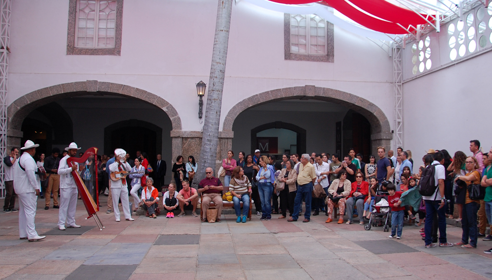 Apresentação musical na Casa do México